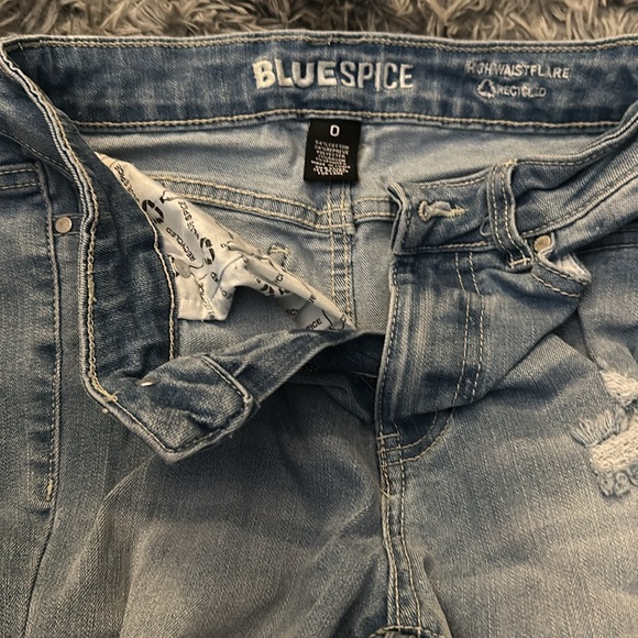 Light washed flare bottom jeans ripped
Brand:Bluespice
Size:0 - Picture 3 of 3